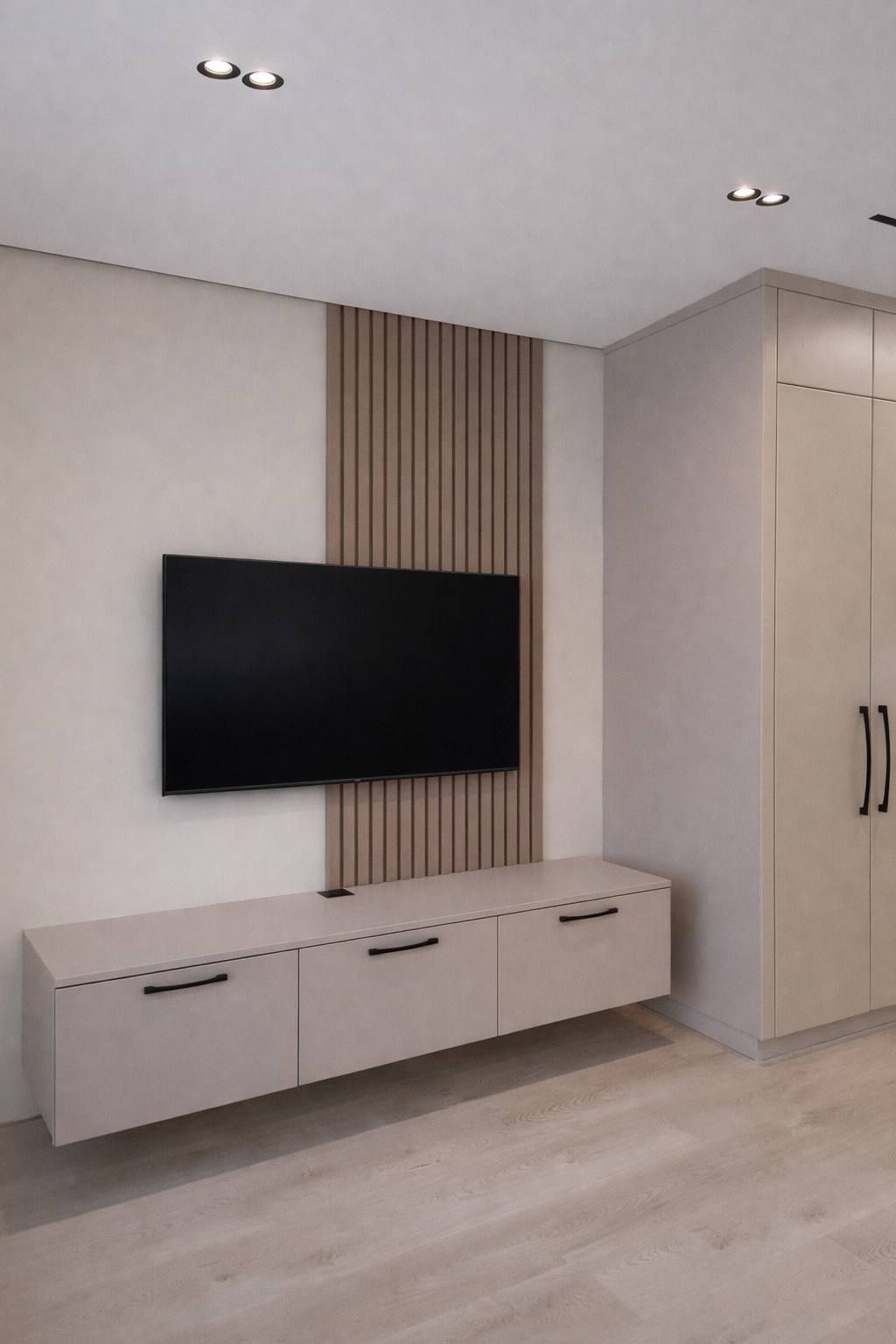 Деталь фасадов и столешницы в арочной кухне