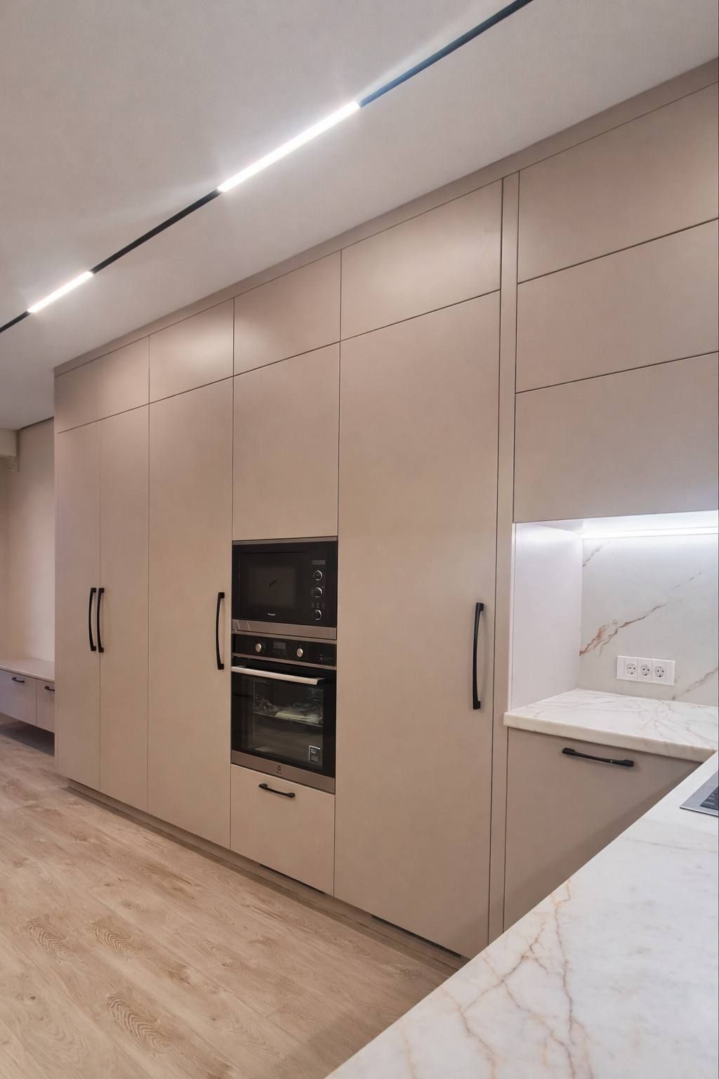 Интерьер арочной кухни со сложной геометрией