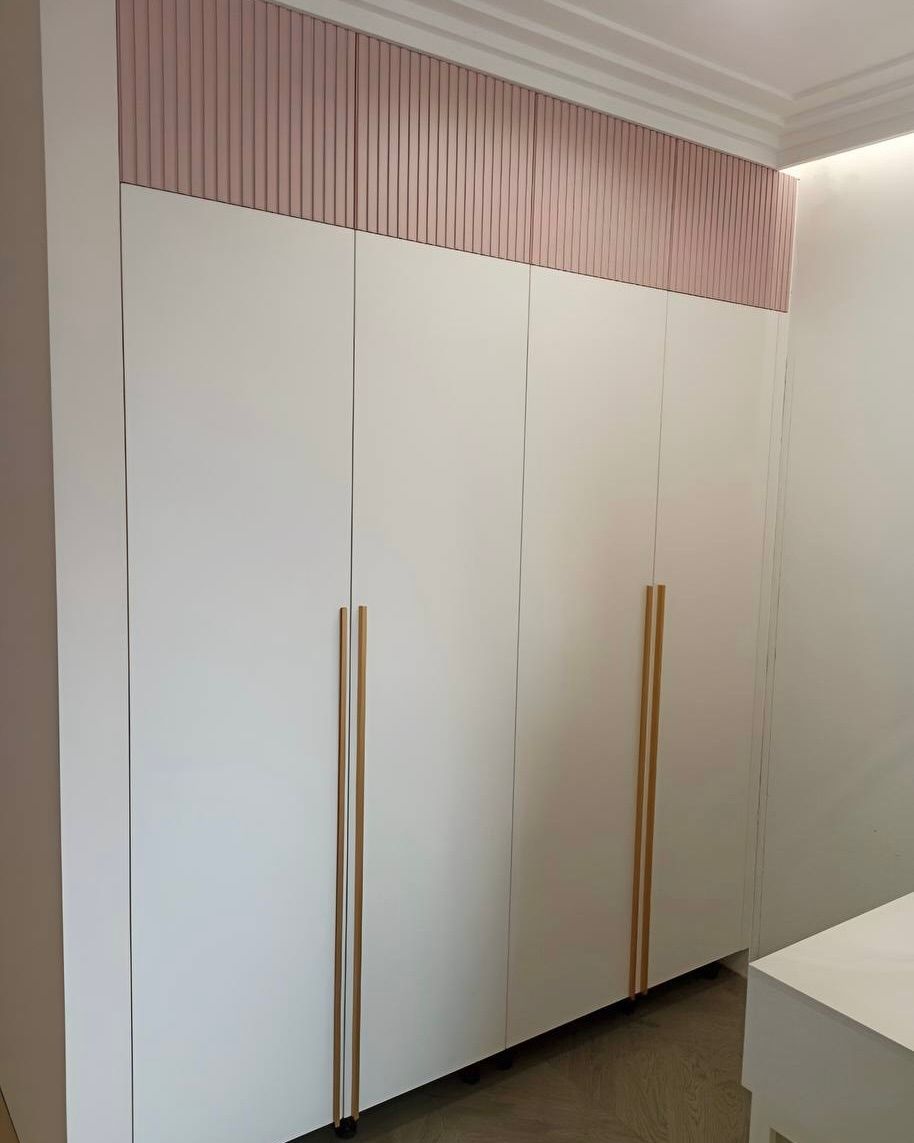 Высокий шкаф для детской комнаты с розовыми рейками и длинными ручками