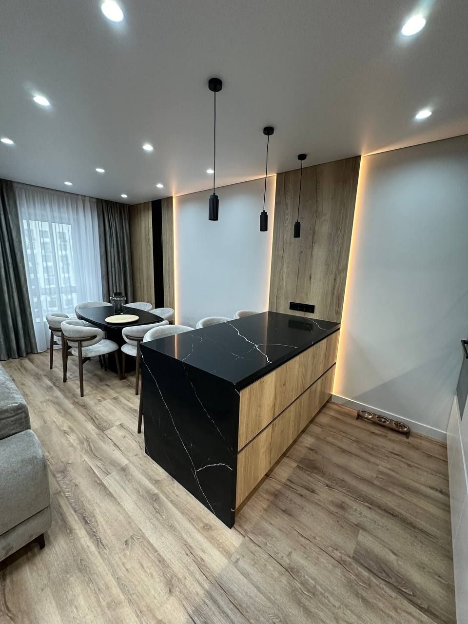 Светлая кухня BOSS ART с витринным модулем