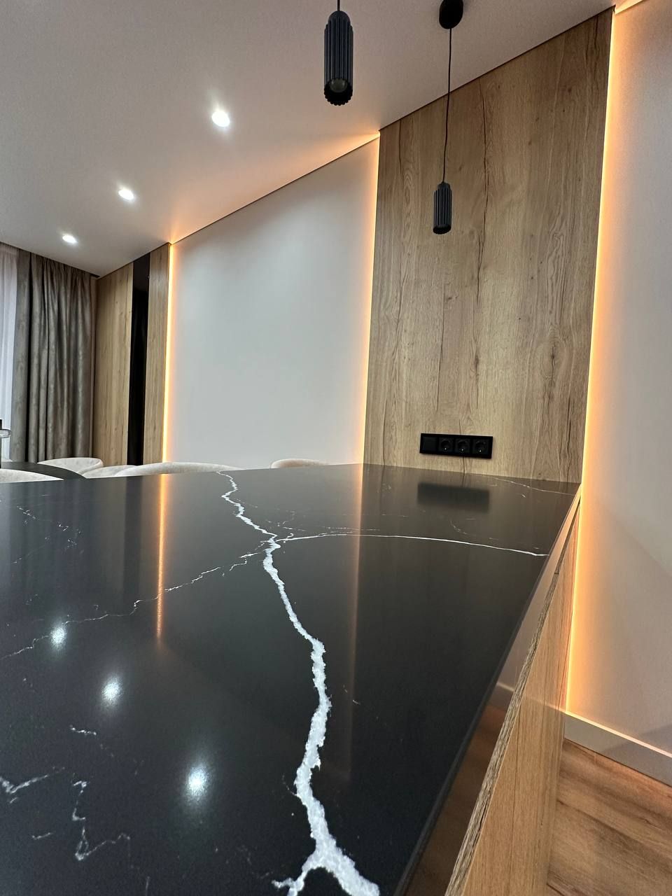 Деталь подсветки и акцентной стены в проекте кухни