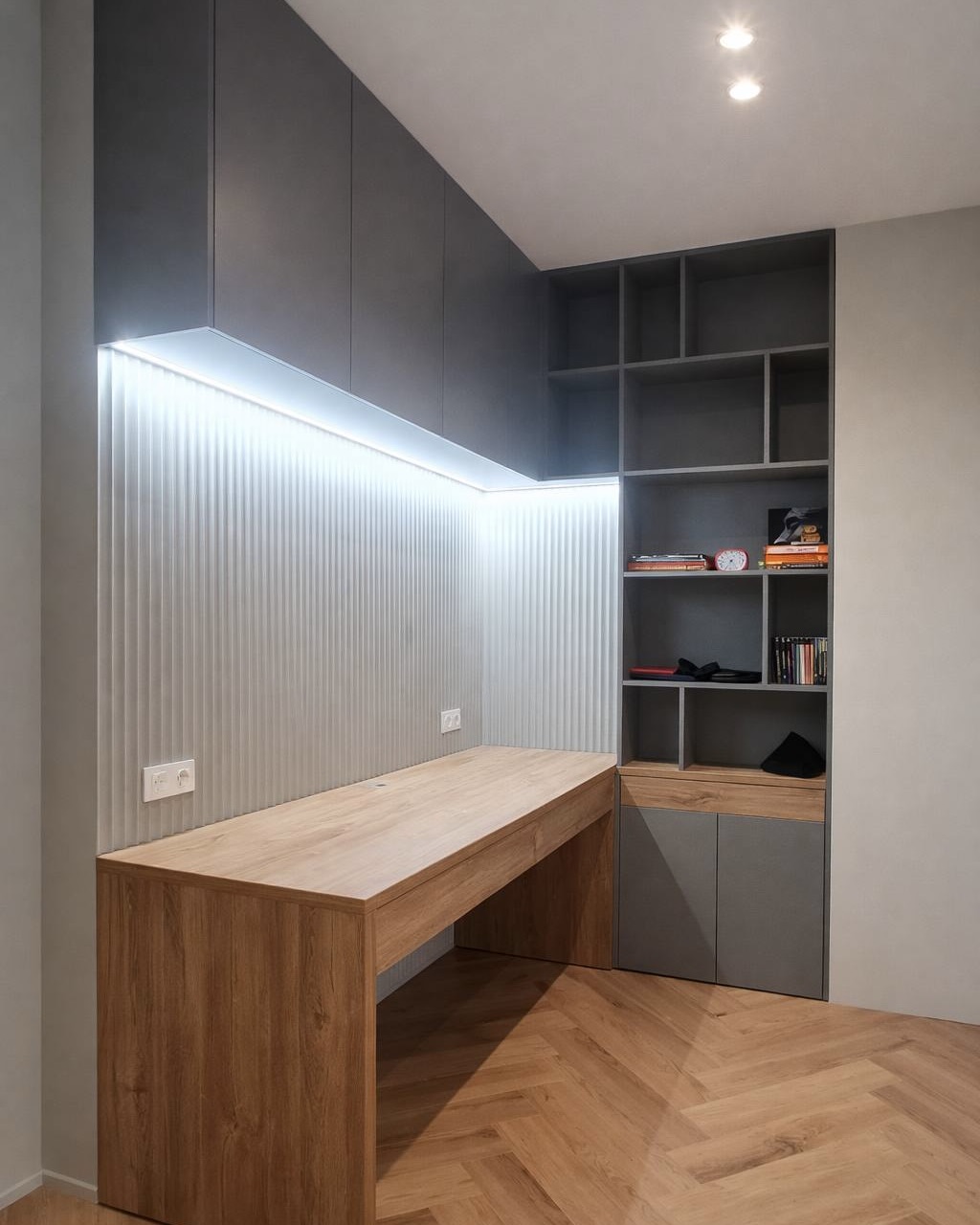 Встроенная рабочая зона с подсветкой, деревянной столешницей и серыми фасадами