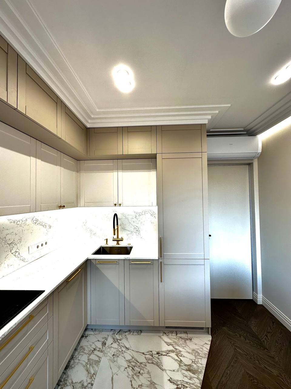 Компактная мебель для санузла с темным камнем и накладной раковиной