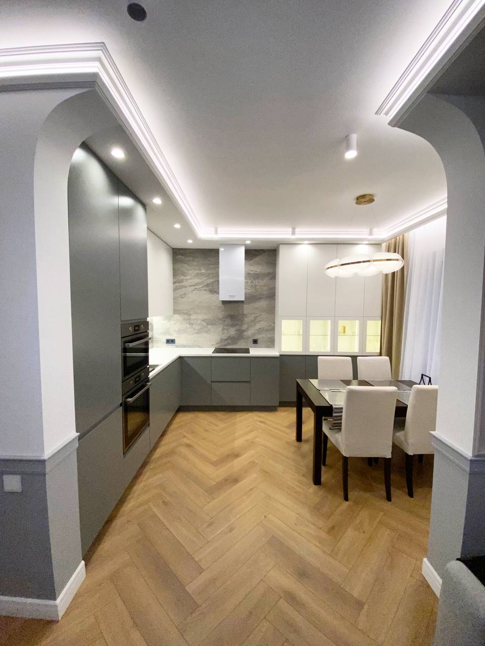 Компактная синяя кухня с белой столешницей и встроенной подсветкой