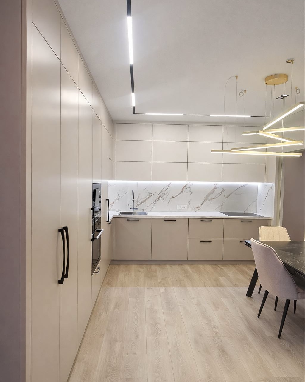 Светлая кухня с ровными фасадами и островной рабочей композицией